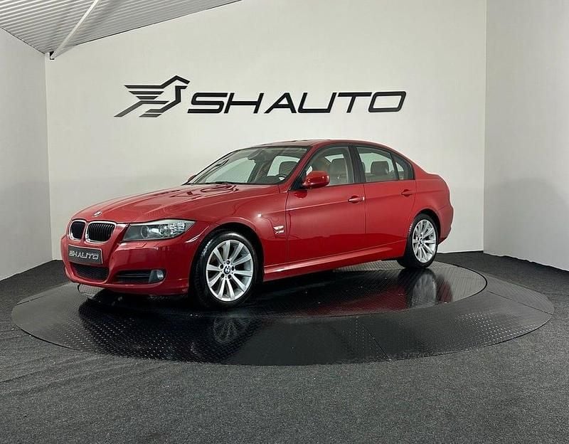 Röd Begagnad 2011 BMW 320 Sedan | 109 900 kr (Lite dyr) - Bild 1/4