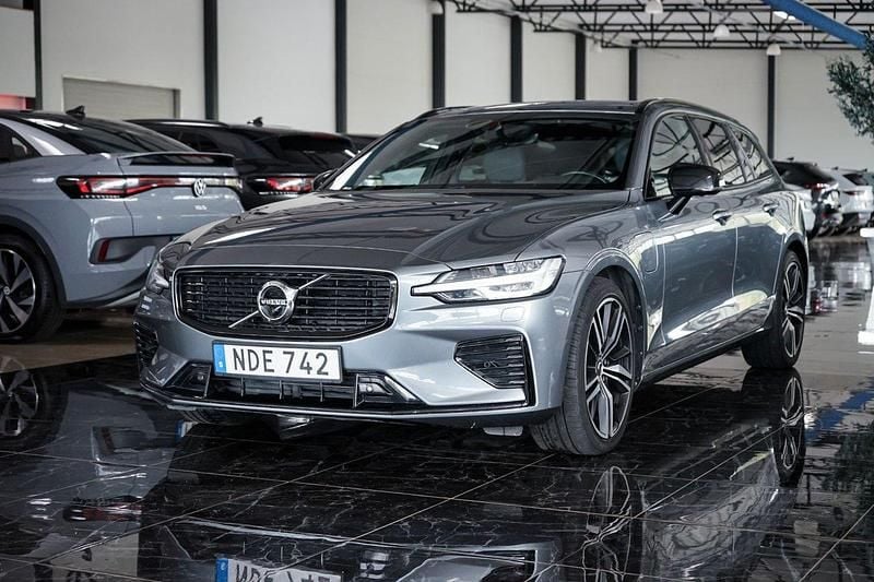 Grå Begagnad 2021 Volvo V60 R-Design Kombi | 379 500 kr (Marknadspris) - Bild 1/4