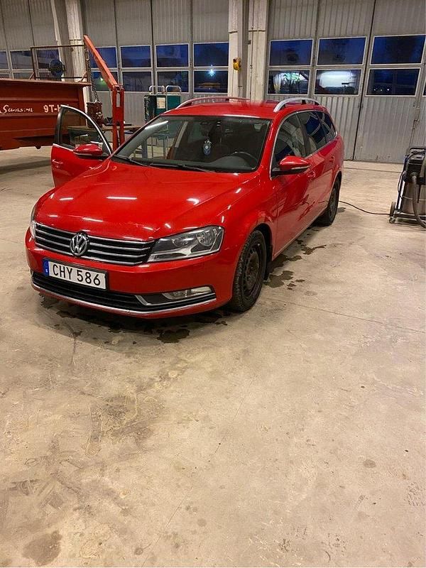 Röd Begagnad 2014 VW Passat Kombi | 50 000 kr (Marknadspris) - Bild 1/4
