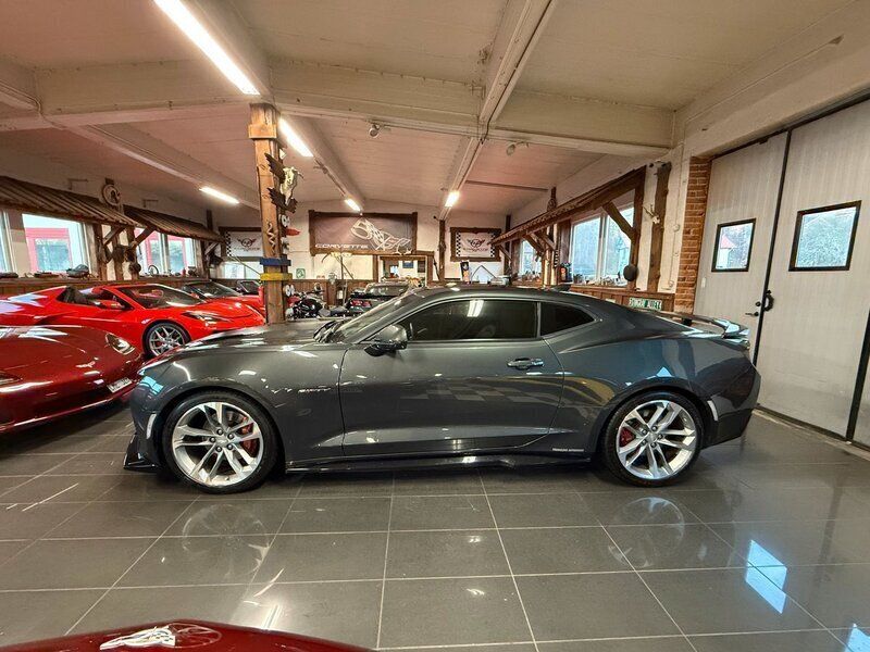 Grå Begagnad 2017 Chevrolet Camaro SS Sportkupé | 529 000 kr (Marknadspris) - Bild 1/4