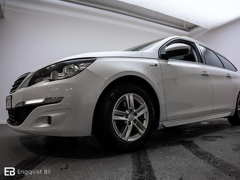 Begagnad Peugeot 308 SW Style 120 HK (88 kW) 2016 Vit Kombi