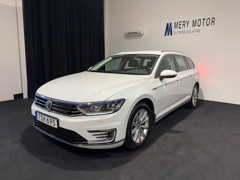 Vit Begagnad 2018 VW Passat GTE Kombi | 179 800 kr (Bra pris) - Bild 1/4