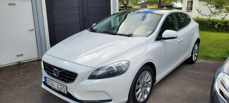 Vit Begagnad 2013 Volvo V40 Summum Kombi | 99 000 kr (Marknadspris) - Bild 1/4