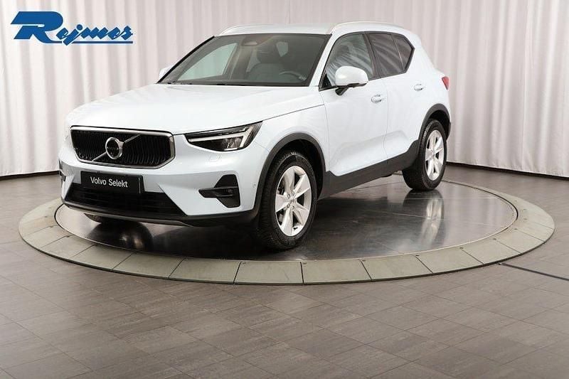 Ljusblå Begagnad 2024 Volvo XC40 Core SUV | 339 900 kr (Bra pris) - Bild 1/4