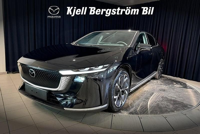 Svart metallic Ny 2025 Mazda 6e Takumi-Line Halvkombi | 449 500 kr (Marknadspris) - Bild 1/4