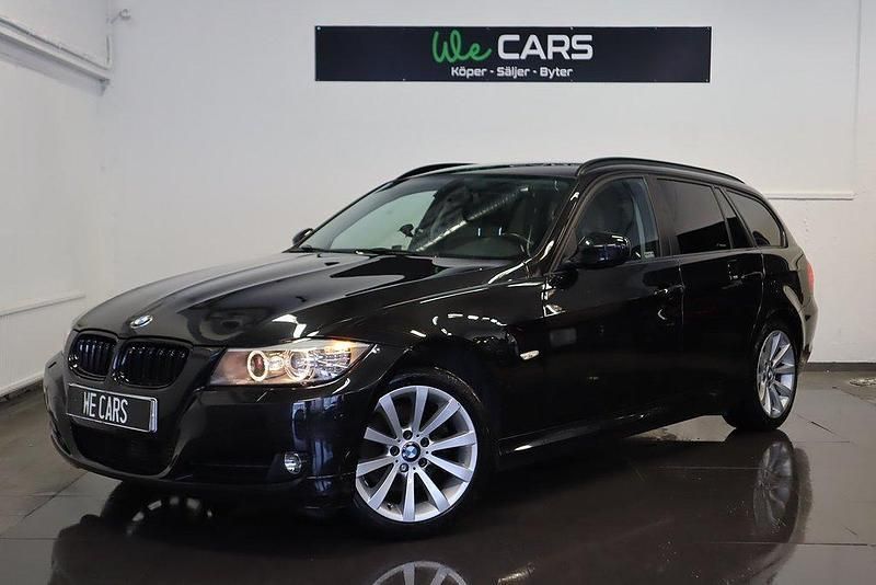 Svart Begagnad 2011 BMW 320 Kombi | 129 900 kr (Marknadspris) - Bild 1/4