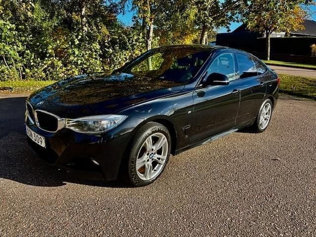 Svart Begagnad 2014 BMW 320 Gran Turismo M Sport Halvkombi | 157 000 kr (Lite dyr) - Bild 1/4