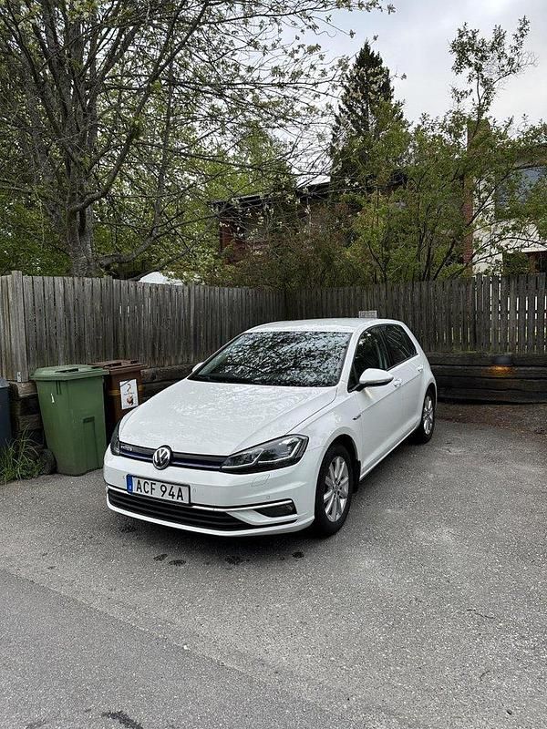 Vit Begagnad 2020 VW Golf VIII Halvkombi | 169 000 kr (Marknadspris) - Bild 1/4