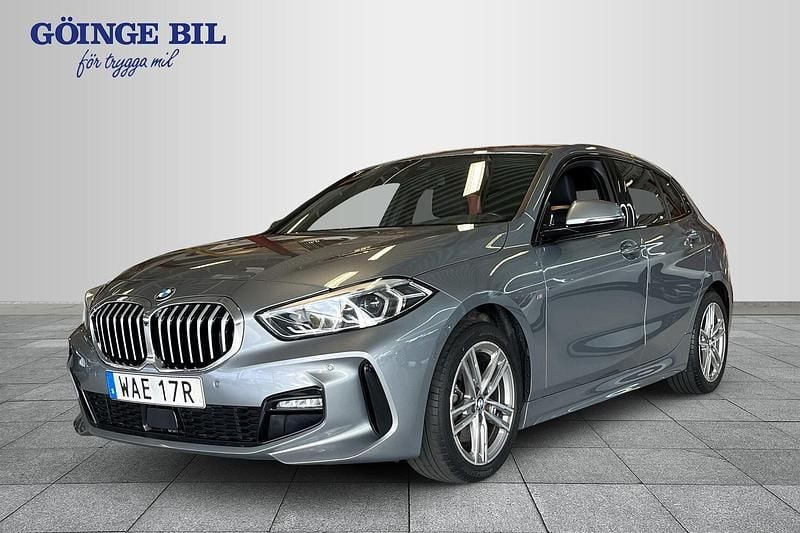 Grå Begagnad 2022 BMW 118 M Sport Halvkombi | 279 000 kr (Lite dyr) - Bild 1/2