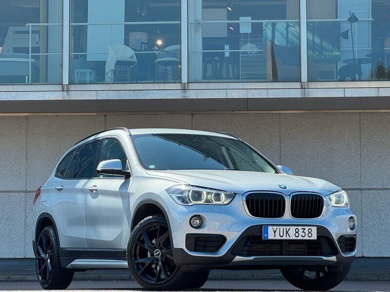 Silver Begagnad 2018 BMW X1 Sport Line SUV | 179 900 kr (Marknadspris) - Bild 1/4