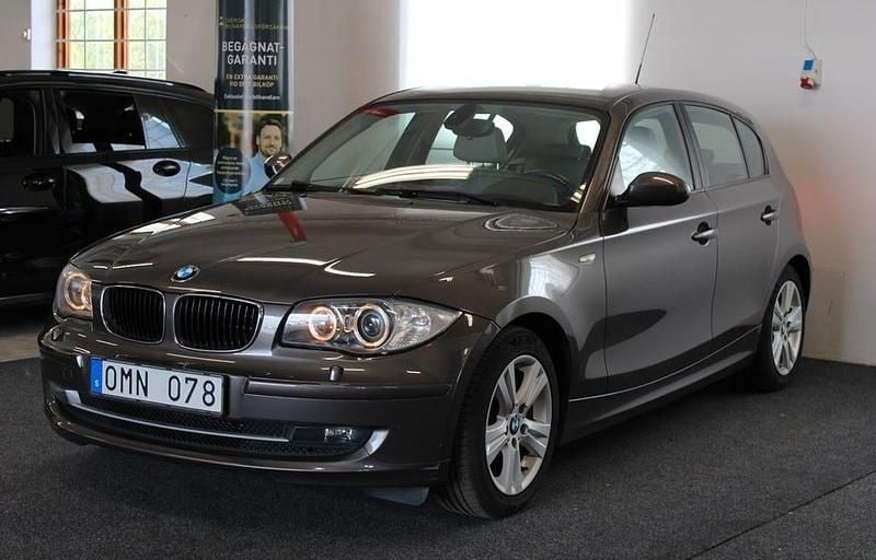 Brun Begagnad 2009 BMW 118 Advantage Halvkombi | 73 900 kr (Marknadspris) - Bild 1/4