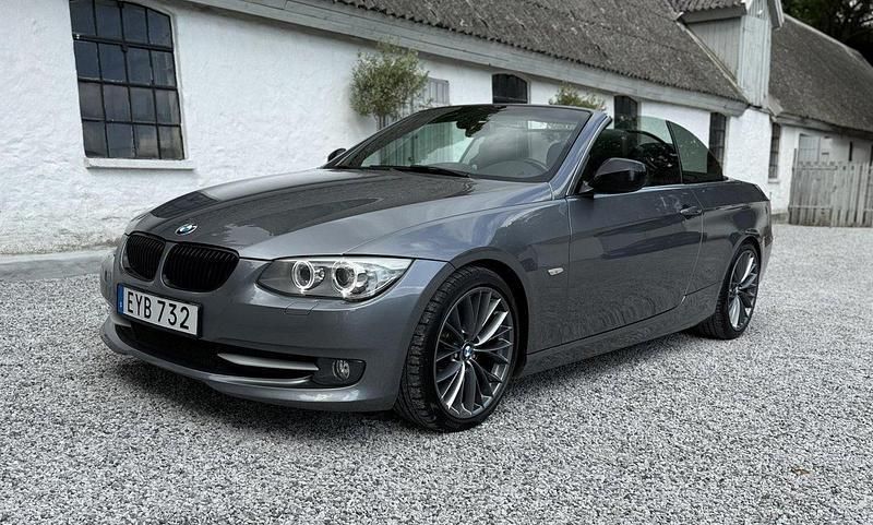 Grå Begagnad 2012 BMW 320 Cabriolet Sport Line Cab | 180 000 kr (Lite dyr) - Bild 1/4