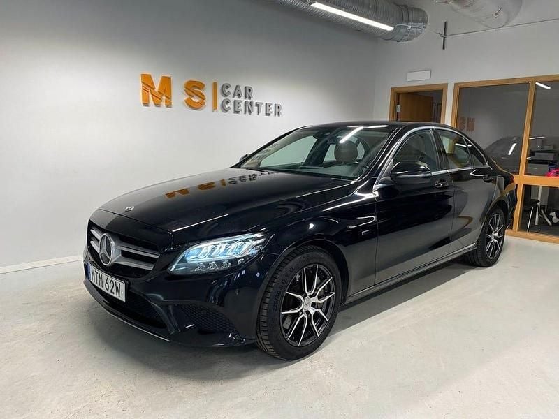 Svart Begagnad 2021 Mercedes C300 Avantgarde Sedan | 239 800 kr (Marknadspris) - Bild 1/4