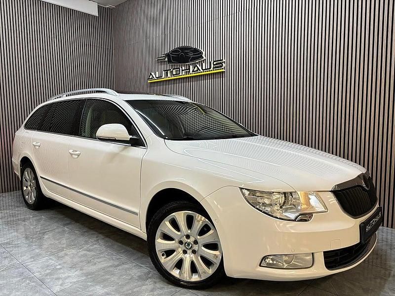 Vit Begagnad 2010 Skoda Superb Kombi | 59 900 kr (Marknadspris) - Bild 1/4