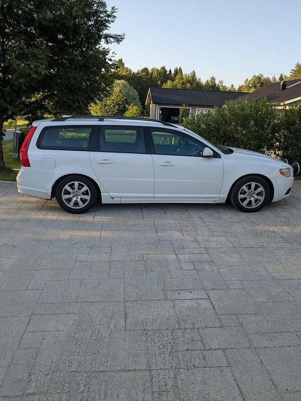 Vit Begagnad 2013 Volvo V70 Kinetic Kombi | 55 000 kr (Superpris) - Bild 1/1