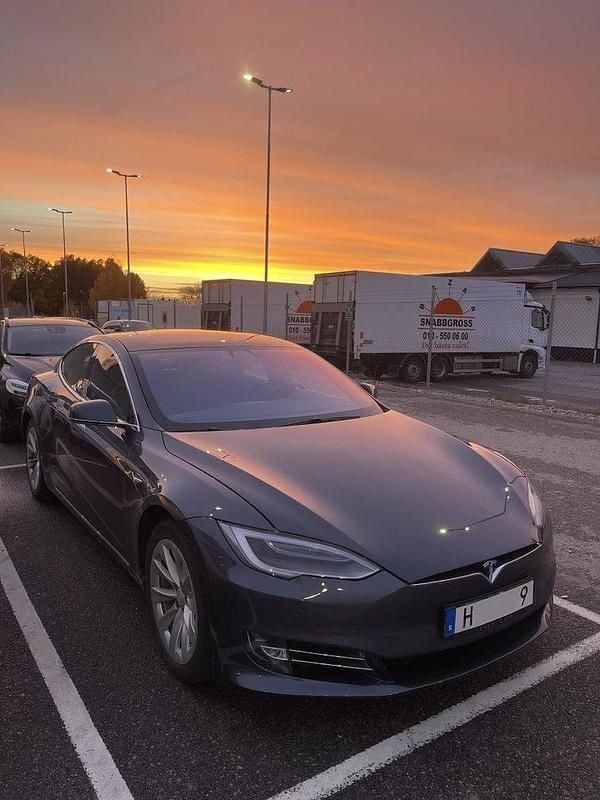 Grå Begagnad 2019 Tesla Model S Standard Range Halvkombi | 359 000 kr (Lite dyr) - Bild 1/4