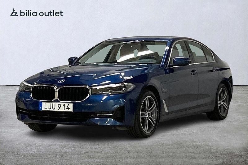Blå Begagnad 2021 BMW 530e Sedan | 369 900 kr (Marknadspris) - Bild 1/3