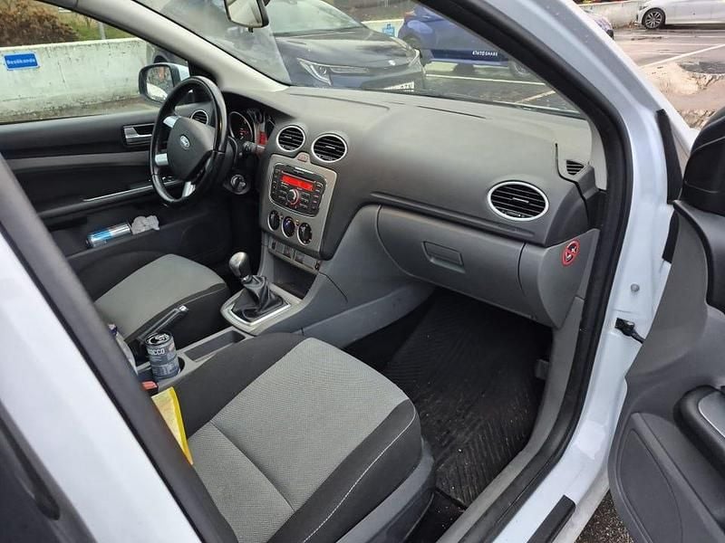 Begagnad 2011 Ford Focus Halvkombi | 30 900 kr (Bra pris) - Bild 1/4