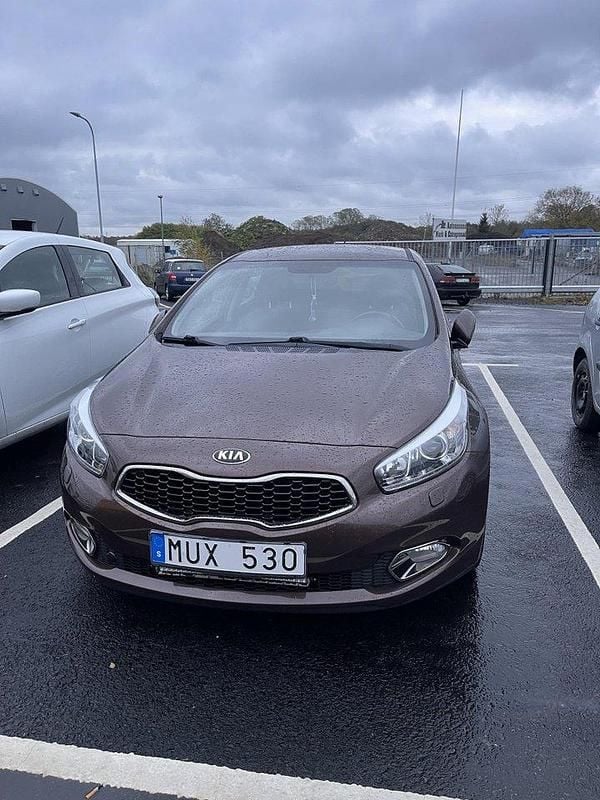 Brun Begagnad 2013 Kia Ceed Comfort Halvkombi | 74 000 kr (Marknadspris) - Bild 1/4