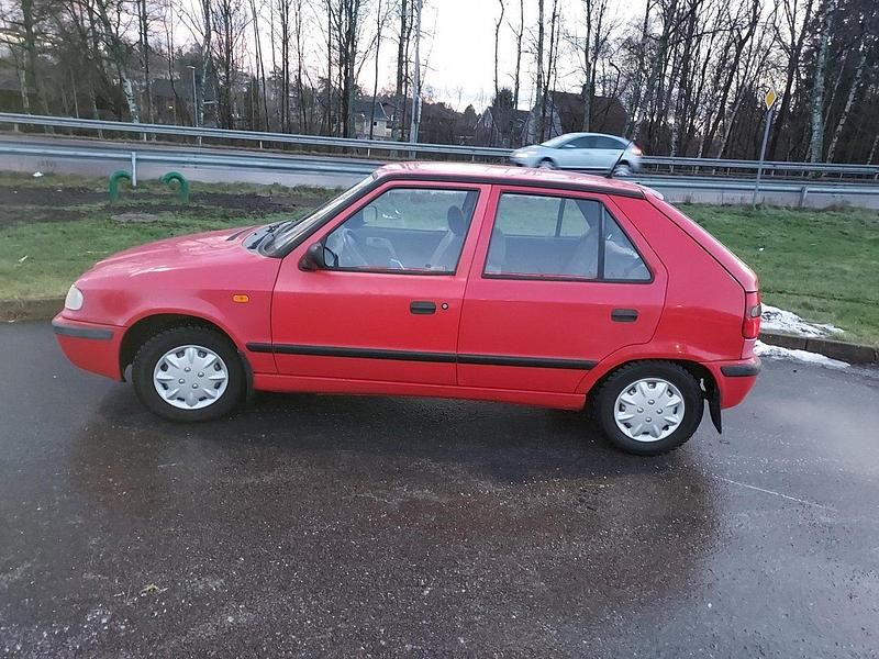 Röd Begagnad 2000 Skoda Felicia Halvkombi | 14 000 kr - Bild 1/3