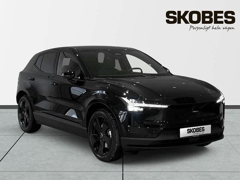 Svart Ny 2026 Volvo EX30 Single Motor Extended Range SUV | 539 000 kr (Marknadspris) - Bild 1/3