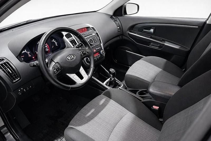 Begagnad Kia Ceed 128 HK (94 kW) 2011 Svart Halvkombi