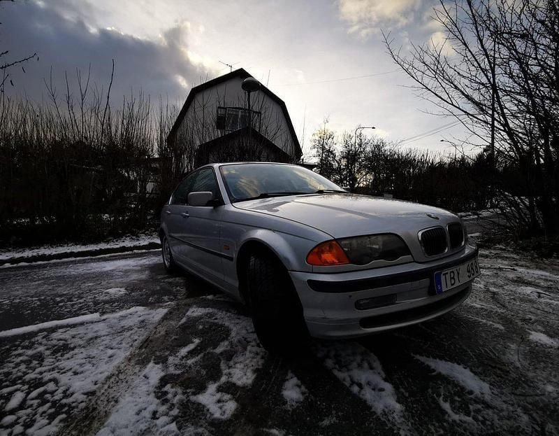 Grå Begagnad 2001 BMW 320 Comfort Edition Sedan | 36 000 kr (Bra pris) - Bild 1/4