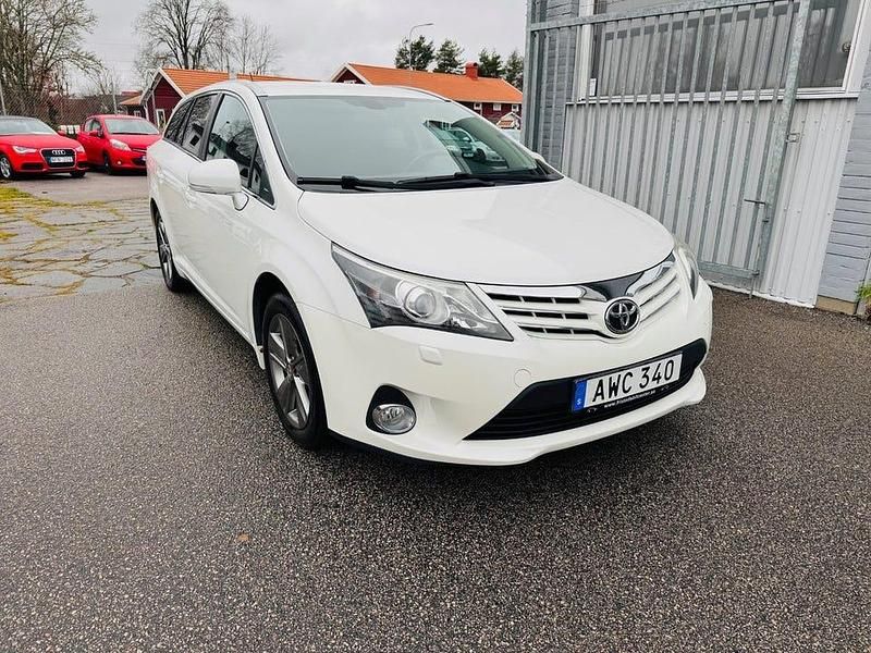 Vit Begagnad 2014 Toyota Avensis Edition Kombi | 109 900 kr (Marknadspris) - Bild 1/4