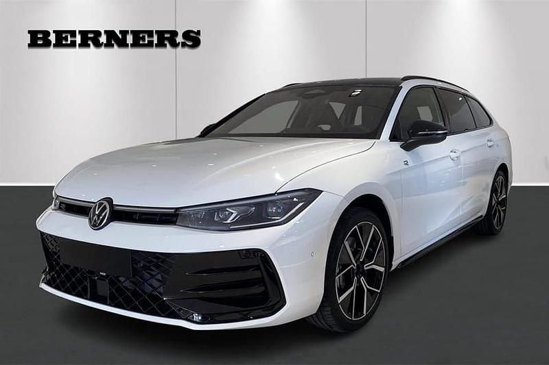 Vit Ny 2025 VW Passat R-line Kombi | 593 700 kr (Dyr) - Bild 1/4