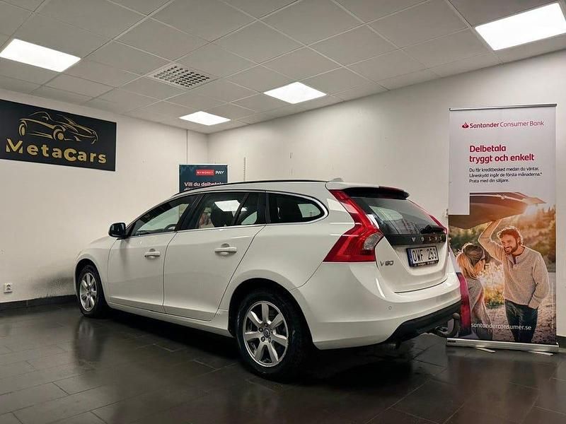 Begagnad Volvo V60 Momentum 163 HK (119 kW) 2011 Vit Kombi