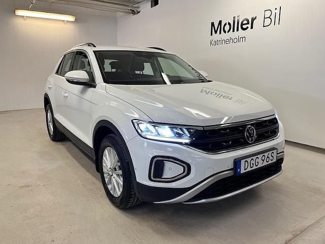 Vit (pure white) Begagnad 2022 VW T-Roc Life SUV | 218 900 kr (Marknadspris) - Bild 1/4