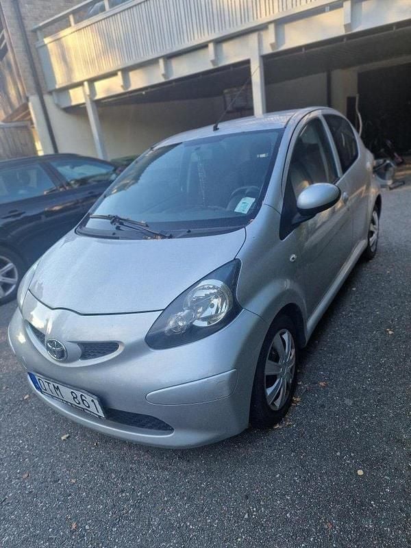 Silver Begagnad 2009 Toyota Aygo Halvkombi | 39 000 kr (Marknadspris) - Bild 1/4