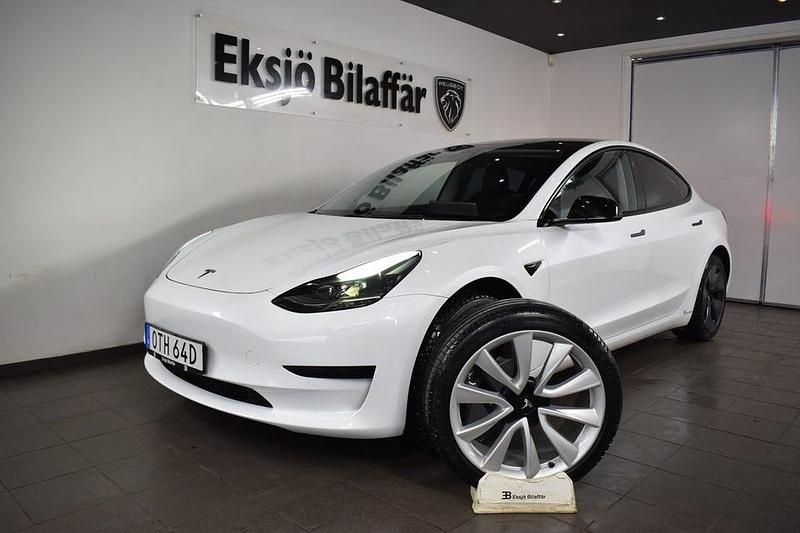 Vit metallic Begagnad 2021 Tesla Model 3 Standard Range Plus Sedan | 289 500 kr (Marknadspris) - Bild 1/4