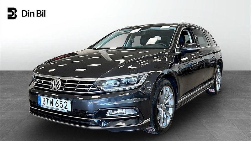 Mörkgrå (mangangrå metallic) Begagnad 2018 VW Passat R-line Kombi | 229 800 kr (Lite dyr) - Bild 1/4