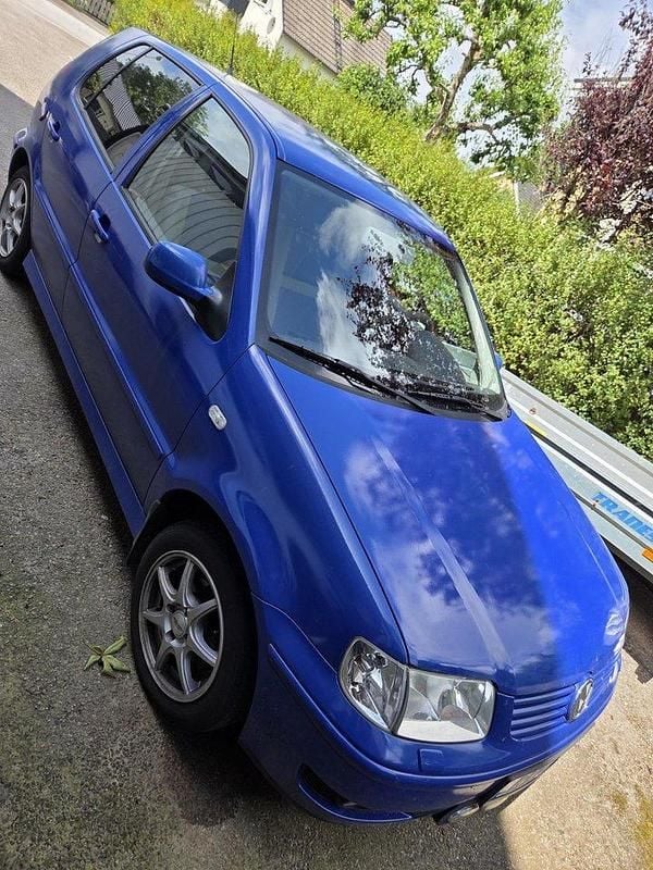 Blå Begagnad 2000 VW Polo Comfortline Halvkombi | 15 000 kr (Marknadspris) - Bild 1/4
