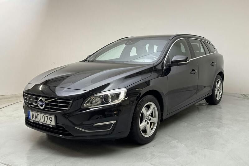 Svart Begagnad 2018 Volvo V60 Momentum Kombi | 176 800 kr (Superpris) - Bild 1/4