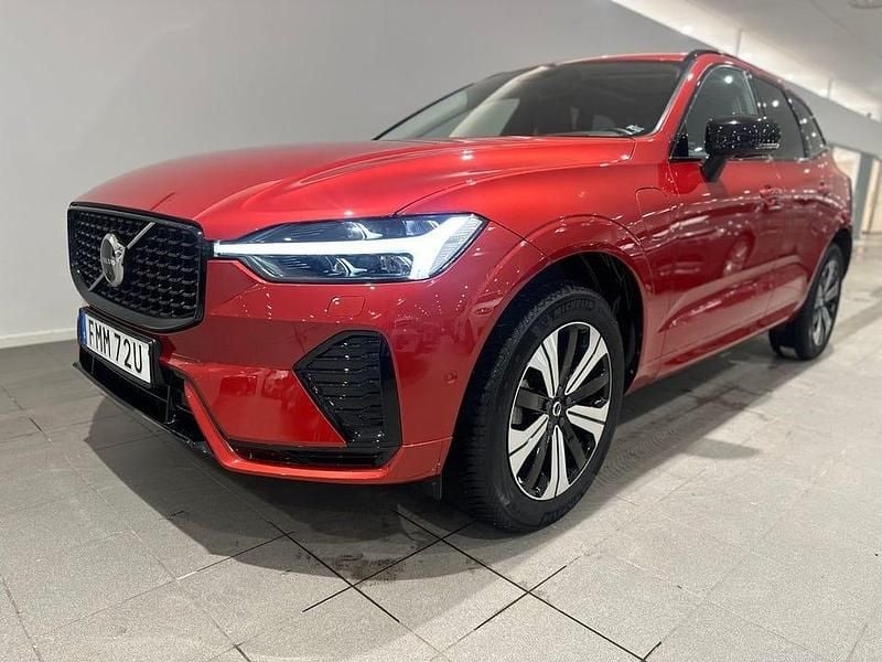 Begagnad Volvo XC60 Plus 462 HK (339 kW) 2023 Röd SUV
