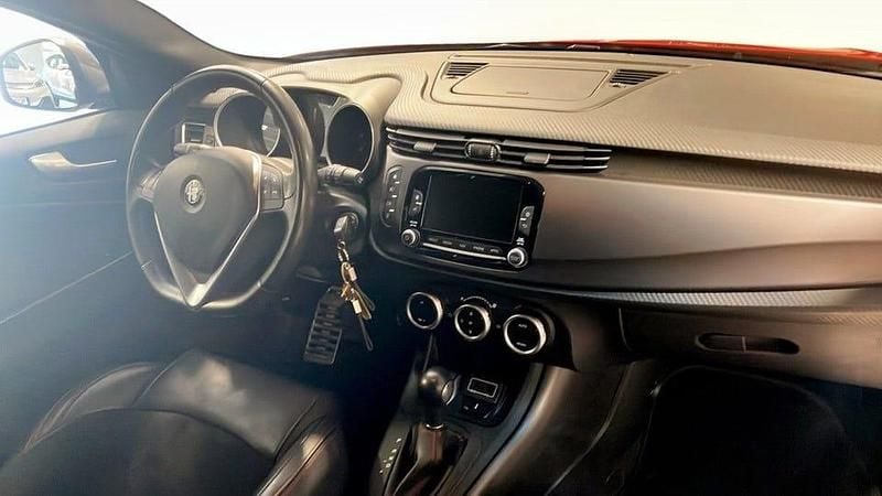 Begagnad Alfa Romeo Giulietta Veloce 241 HK (177 kW) 2017 Röd (red) Halvkombi