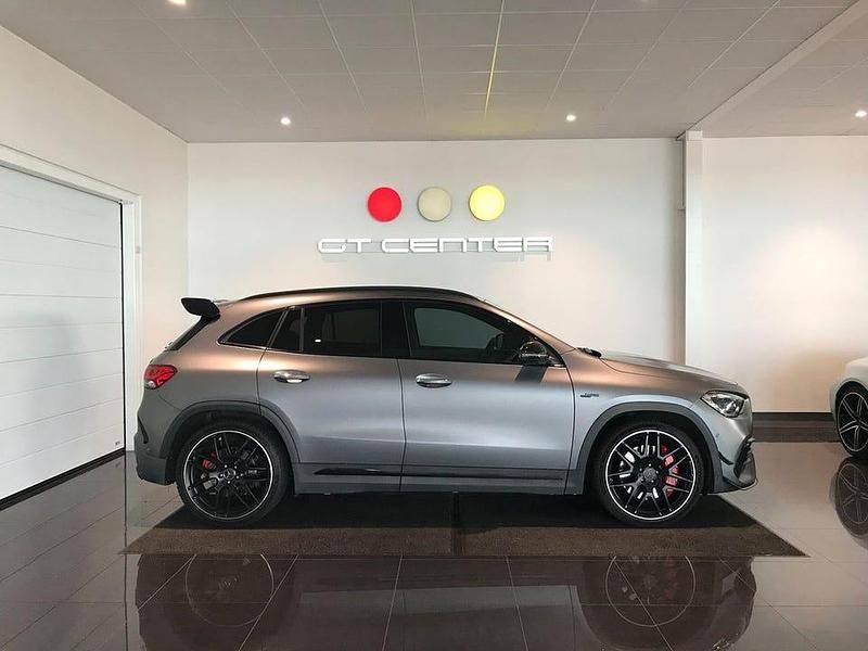 Grå Begagnad 2022 Mercedes GLA45 AMG AMG SUV | 529 900 kr - Bild 1/4