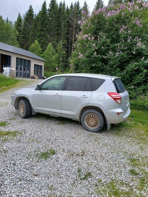 Silver Begagnad 2010 Toyota RAV4 SUV | 94 000 kr (Bra pris) - Bild 1/4