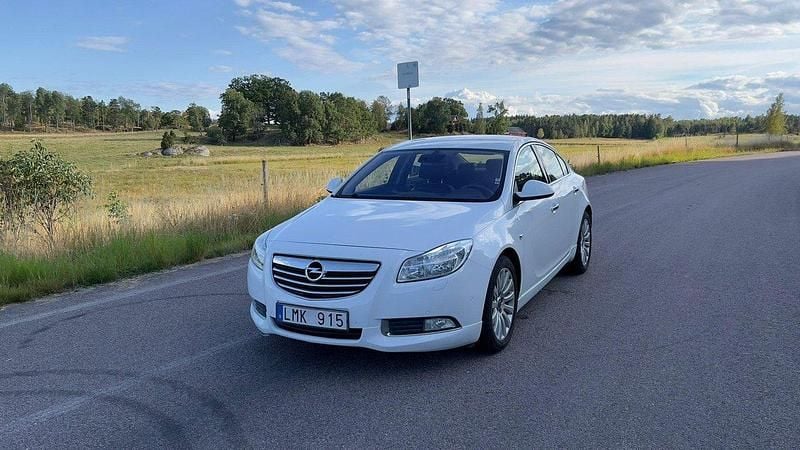 Vit Begagnad 2009 Opel Insignia Cosmo Sedan | 69 900 kr (Marknadspris) - Bild 1/4