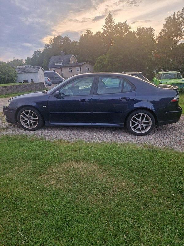 Blå Begagnad 2005 Saab 9-3 Vector Sedan | 24 900 kr (Marknadspris) - Bild 1/4