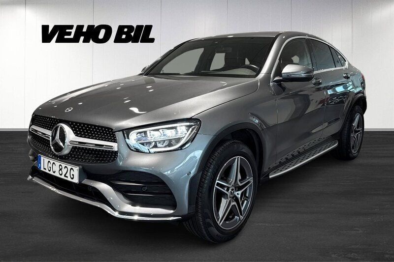 Grå Begagnad 2022 Mercedes GLC300e AMG line Sportkupé | 558 000 kr (Bra pris) - Bild 1/4