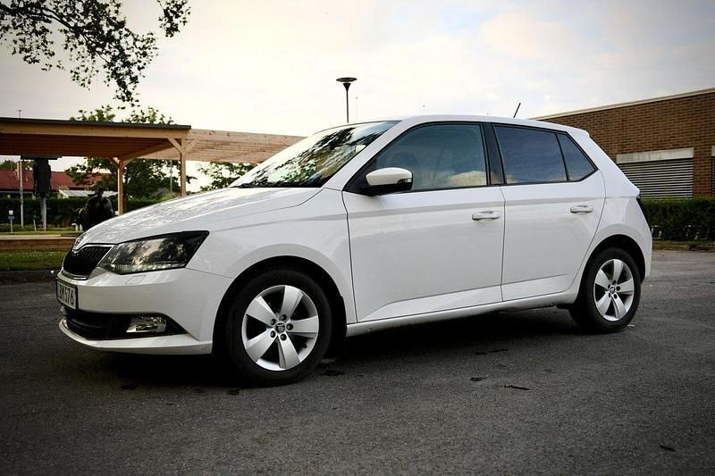Vit Begagnad 2016 Skoda Fabia Halvkombi | 77 900 kr (Marknadspris) - Bild 1/4