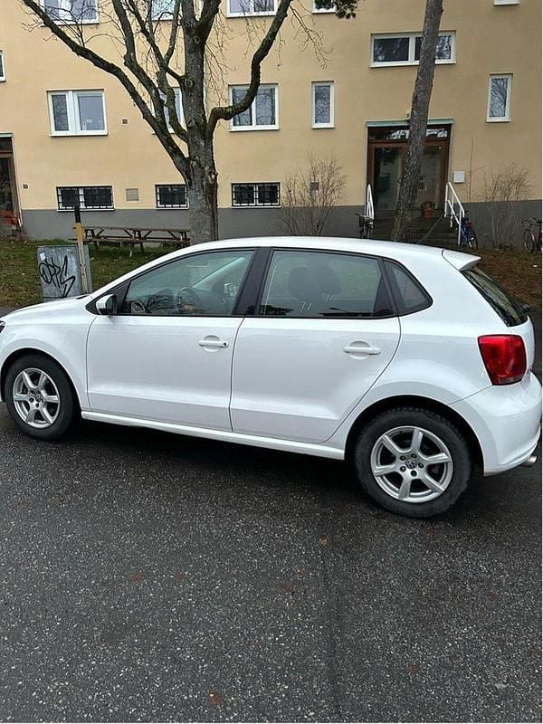 Vit Begagnad 2010 VW Polo Halvkombi | 56 000 kr (Marknadspris) - Bild 1/4