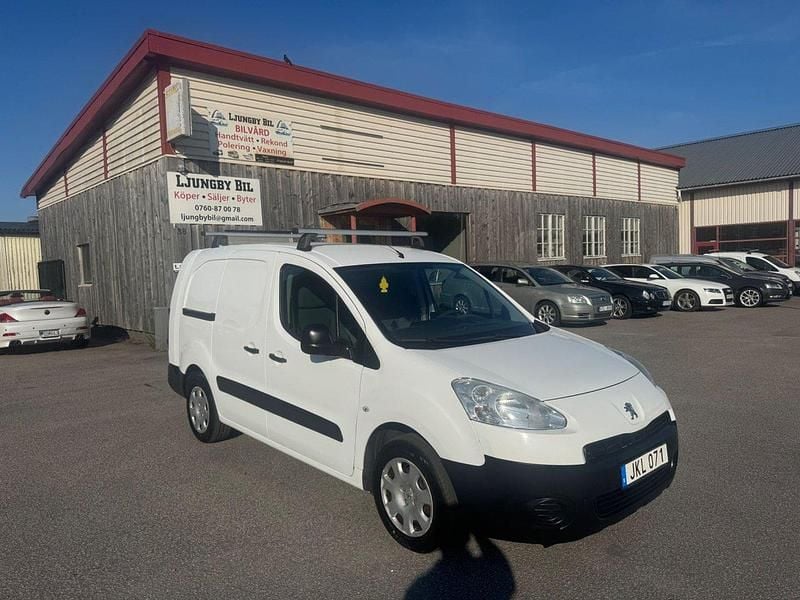 Vit Begagnad 2014 Peugeot Partner Minibuss | 60 000 kr (Marknadspris) - Bild 1/4