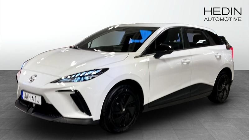 Vit (white) Begagnad 2023 MG MG4 EV Halvkombi | 259 900 kr - Bild 1/4