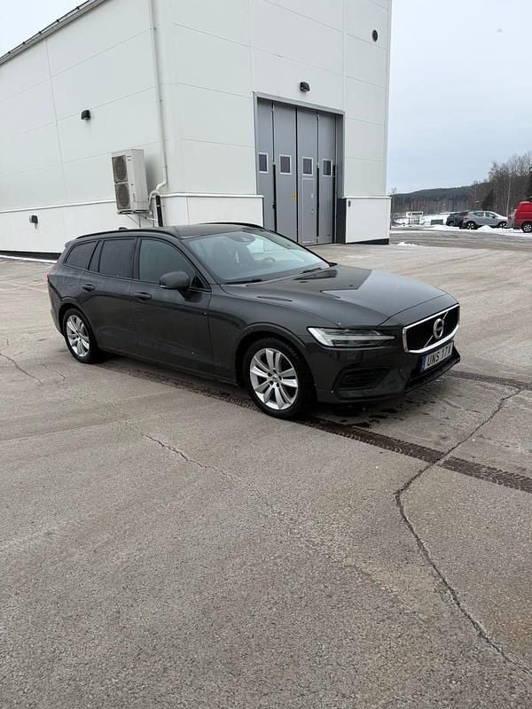 Begagnad Volvo V60 Momentum 150 HK (110 kW) 2019 Pine grey Kombi