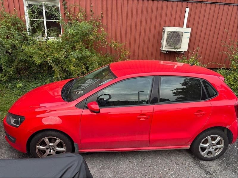 Röd Begagnad 2012 VW Polo Halvkombi | 20 000 kr (Superpris) - Bild 1/4