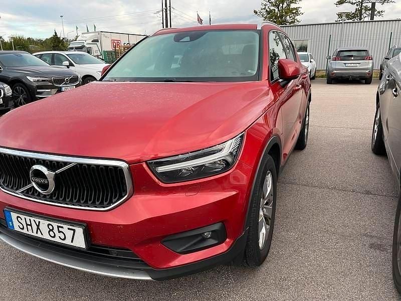 Röd (röd metallic) Begagnad 2019 Volvo XC40 SUV | 259 000 kr (Marknadspris) - Bild 1/2